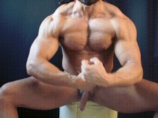 Bearded bodybuilder flexes his cum-covered body 1320 gif