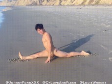 Nuade splits on the beach 0029-1 2 gif