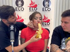 Sara Blonde / Entrevista con Elo Podcast termina en una mamada gif