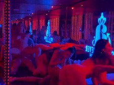 Elle se rend dans un club libertin avec ses copines pour essayer la bite gif