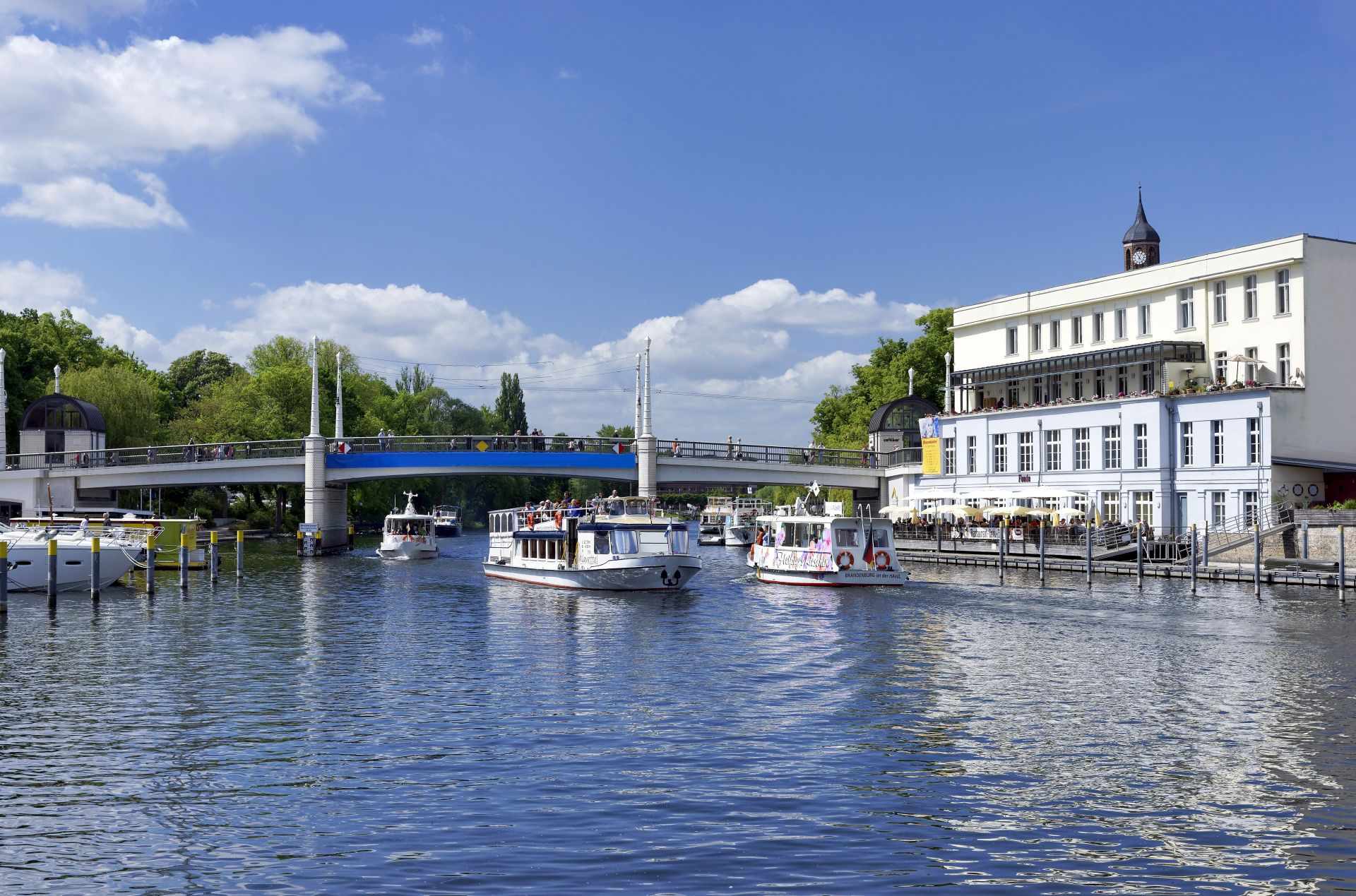 Fahrgastschiffe in Richtung Jahrtausendbrücke in Brandenburg an der Havel © Boettcher