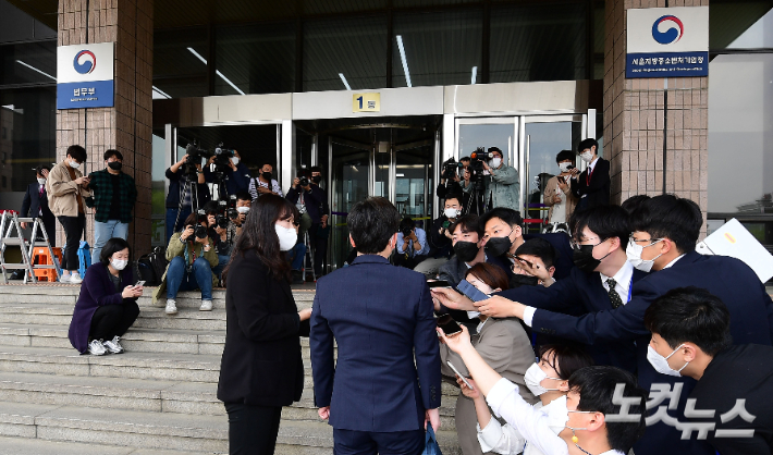 여환섭 대전고검장이 21일 오후 정부과천청사 법무부에서 박범계 법무부 장관과의 '검수완박(검찰 수사권 완전 박탈)' 관련 회의에 참석하고 있다. 황진환 기자