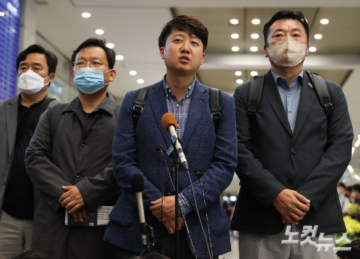 이준석 국민의힘 대표가 9일 오후 우크라이나 방문일정을 마치고 인천국제공항을 통해 입국해 취재진의 질문에 답하고 있다. 윤창원 기자