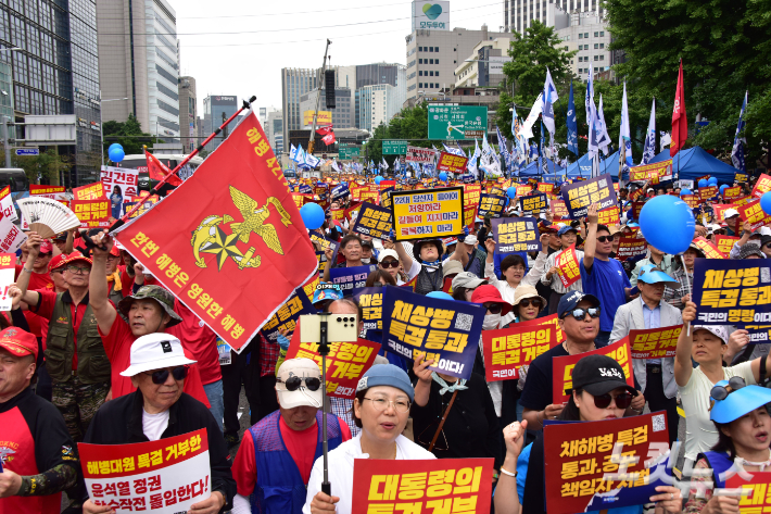 25일 오후 서울 중구 세종대로에서 열린 해병대원 특검법 거부 규탄 및 통과 촉구 범국민대회에서 참석자들이 피켓을 들고 구호를 외치고 있다. 윤창원 기자