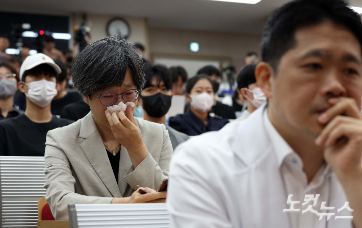 17일 서울의대·서울대병원 교수협의회 비상대책위원회 주최 휴진 관련 기자회견 중 강희경 비대위원장이 눈물을 흘리고 있다. 황진환 기자