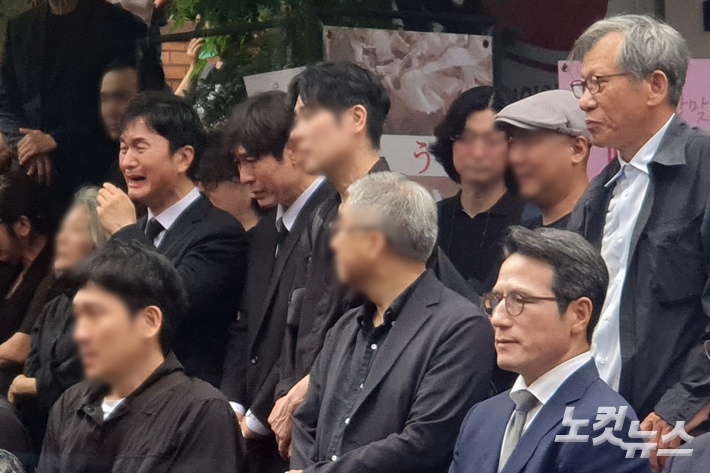 장현성과 설경구가 눈물을 흘리는 모습. 사진 오른쪽 하단은 정병국 한국문화예술회 위원장, 상단은 유홍준 전 문화재청장. 김수정 기자