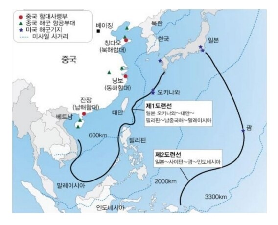 미국의 접근을 막는 중국 반접근지역거부 전략 범위. 제1도련선에서 중국은 단거리대함미사일, 재래식 잠수함, 연안전투함, 지대함 순항미사일, 전투기 등의 활용으로 미군의 접근을 거부한다. 제2도련선에서는 중거리대함미사일, 재래식 및 핵공격잠수함, 폭격기 등의 활용으로 미 항모전단의 접근을 거부한다. 이성훈 국가안보전략연구원 ‘아태지역에서 미중의 군사력 비교와 시사점’ 갈무리