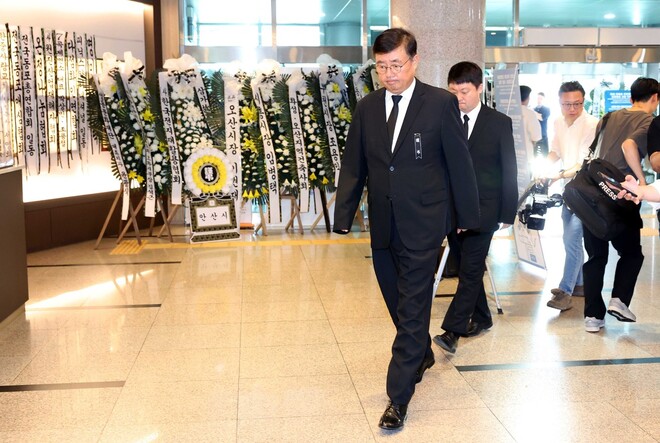 박순관 아리셀 대표가 5일 오후 경기도 화성시청에서 열린 아리셀 화재 희생자 유가족 등 교섭단과 첫 회의에 참석하고 있다. 연합뉴스