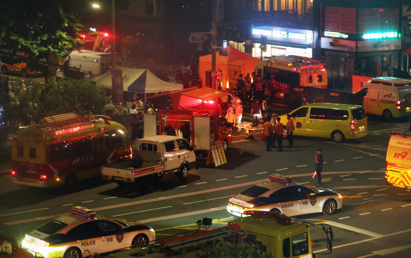 1일 서울 시청역 인근 교차로에서 대형 교통사고가 발생한 뒤 사고 수습이 이뤄지고 있다. 연합뉴스