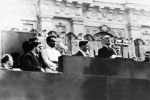 André Gide, le 23 juin 1936 sur la Place Rouge, à Moscou, pendant les funérailles de Maxime Gorki (1868-1936). Gide est entouré (en partant de la droite) par Joseph Staline, Vyacheslav Mikhaylovich Molotov, Nikolai Alexsandrovich Boulganin, Nikita Khruschev, Anastas Ivanovich Mikoyan, le journaliste Michel Koltsov and l’écrivain Alexis Tolstoi. AFP PHOTO (Photo by AFP)