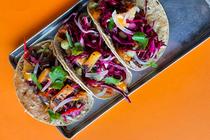 Après les smash burgers et les baos, les tacos mexicains ont le vent en poupe à Paris.