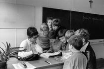 Des élèves d’une école primaire de la région parisienne entourent leur institutrice le jeudi 14 septembre 1972. Pour la première fois cette année-là les enfants allaient à l’école le jeudi et avaient congé le mercredi.