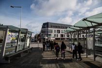 A Saint-Malo, le 22 mars 2024, devant l’entrée d’un lycée qui a reçu des menaces d’attentat terroriste après un piratage informatique.