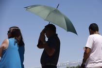 Une personne utilise un parapluie pour se protéger du soleil à Las Vegas (Nevada),  le 8 juillet 2024.