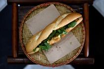 Sandwich banh mi à Hanoï (Vietnam).