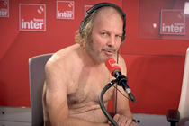 Philippe Katerine débarque nu dans les studios de « France Inter ».