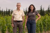 Michel Gassier et sa fille Isabel, dans les vignes du Chateau de Nages où ils expérimentent l’agriculture régénérative.