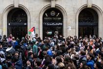 Le 26 avril, les étudiants pro-palestiniens de Sciences-Po protestent contre l’évacuation par la police, la veille, du campement militant en cours d’installation au campus de l’Artillerie. 