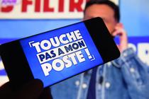 Cyril Hanouna, l’animateur phare de C8, est bien présent à la rentrée avec l’émission « Touche pas à mon poste ! » malgré le non-renouvellement de la fréquence TNT de la chaîne par l’Arcom. Celle-ci arrivera à échéance le 28 février 2025.