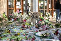 Des bouquets de fleurs en hommage à Samuel Paty devant le collège de Conflans-Sainte-Honorine après son assassinat en octobre 2020.  