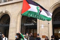 Des manifestants propalestiniens devant l’entrée du bâtiment de Sciences Po Paris, dans la capitale, le 7 mai 2024.