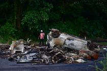 Une voiture brûlée après des violences à Fort-de-France, en Martinique, le 13 octobre 2024. 