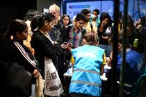 Des étudiants s’inscrivent à une distribution alimentaire organisée par l’association Linkee dans le centre de Bordeaux, le 24 septembre 2024.