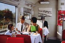 Service à bord du  train-restaurant le Capitole, reliant Paris à Toulouse, en 1966.