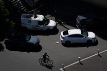 Un cycliste et des voitures, rue de Rivoli, à Paris, en mai 2023.