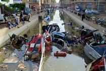 Des épaves de voitures restent immergées dans l’eau le 31 octobre 2024 après que des crues soudaines ont touché la ville d’Alfafar, dans la région de Valence, à l’est de l’Espagne. 