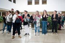 Le public applaudit Gisèle Pelicot à sa sortie de l’audience, jeudi 24 octobre 2024, palais de justice d’Avignon. 