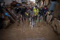 Des volontaires nettoient la boue après les inondations à Paiporta, dans la région de Valence (Espagne), le 5 novembre.