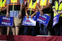 « Drill, baby, drill ! » (« Fore, bébé, fore ! »).  Les participants à un meeting de Donald Trump, 29 août 2024, à Potterville, Michigan.