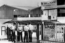 Des policiers stationnent devant l'usine Lip de Palente (Besançon), le 16 août 1973, au lendemain de son évacuation. 