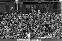 Des Parisiens profitent du soleil à la piscine Deligny, au bord de la Seine, le 3 juin 1968.