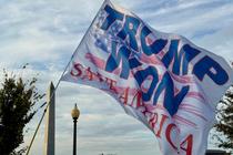 Un électeur de Trump brandit un drapeau « Trump a gagné. Sauver l’Amérique » à Washington, le 6 novembre 2024. 