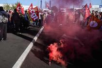 Des manifestants devant Michelin à Clermont-Ferrand, le 8 novembre 2024.