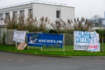 Des banderoles de salariés de Michelin, devant l’usine de Cholet qui va être fermée, le 7 novembre 2024. 