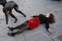 « Die-in » organisé par le collectif féministe #Noustoutes pour dénoncer les féminicides, le 19 octobre 2024 à Nantes.