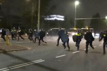 Des policiers en tenue anti-émeute se précipitent après que des supporters propalestiniens ont défilé près du stade Johan-Cruyff à Amsterdam, où se tenait le match Ajax-Maccabi Tel-Aviv, le jeudi 7 novembre 2024.