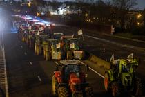 Les agriculteurs bloquent l’autoroute A6 en direction de Paris,