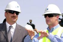 Le président actuel de l’Azerbaïdjan, Ilham Aliev (à gauche), en visite sur le site de construction de l’oléoduc Bakou-Ceyhan, le 11 août 2003. 