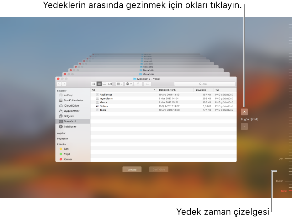 Time Machine’i açtığınızda, yedeklemeleri temsil eden yığılmış çok sayıda Finder ekranının olduğu bulanık bir ekran görürsünüz. Yedeklemeleriniz arasında gezinmek için okları tıklayın (veya sağ taraftaki yedekleme zamanlama çizelgesini tıklayın) ve geri yüklenecek dosyaları seçin.