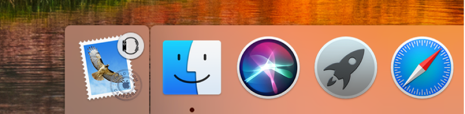 Dock’un sol tarafında Apple Watch’dan bir uygulamanın Handoff simgesi.