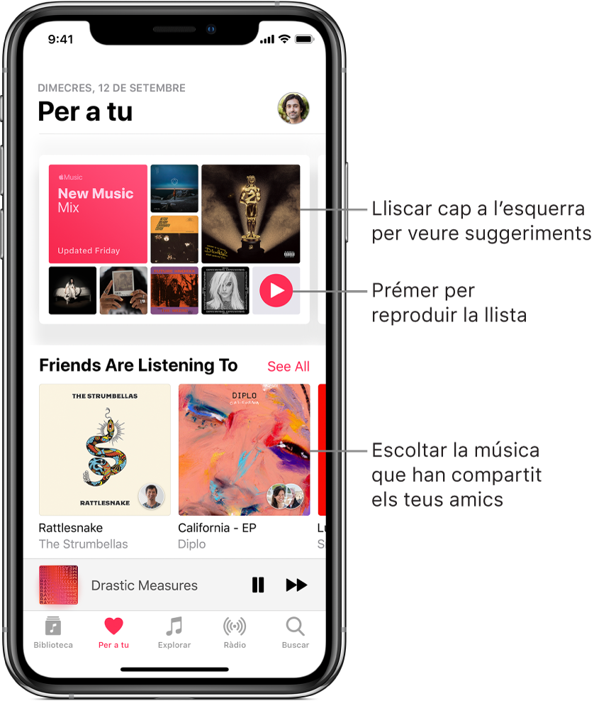 Pantalla “Per a tu” que mostra la llista de reproducció “Música nova” a la part superior. Es mostra un botó de reproducció a l’angle inferior dret de la llista. A sota hi ha la secció de la música que escolten els teus amics amb dos portades d’àlbums.