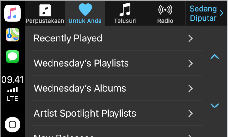 Layar CarPlay menampilkan pilihan musik Untuk Anda. Pilihan musik lainnya—Baru, Radio, Daftar Putar, dan Musik Saya—muncul sebagai tombol di bagian atas. Di pojok kiri bawah terdapat tombol Utama.