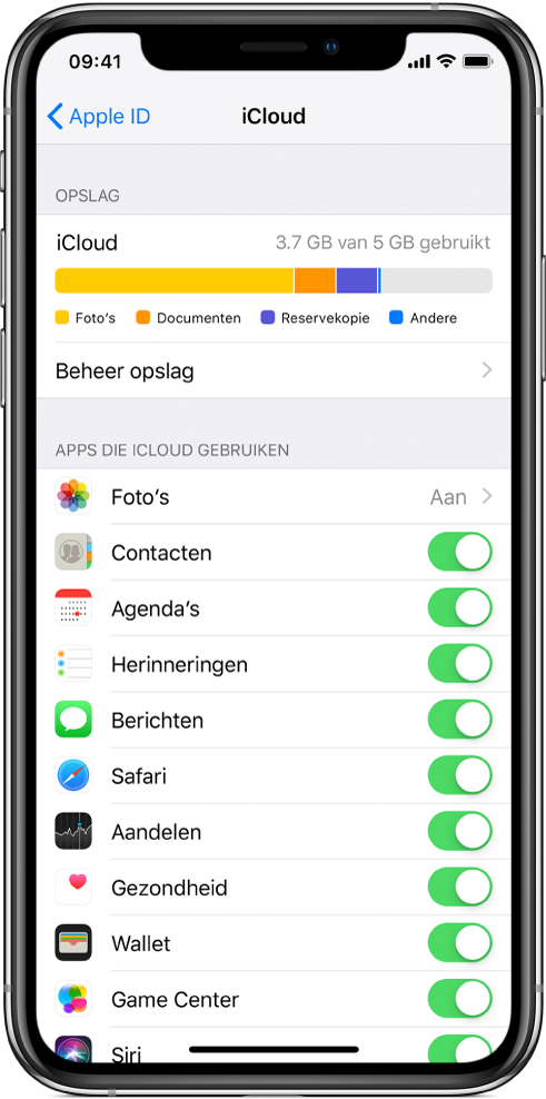 Het scherm met iCloud-instellingen. Je ziet de iCloud-opslagmeter en een lijst met apps en voorzieningen, zoals Mail, Contacten en Berichten, die met iCloud kunnen worden gebruikt.