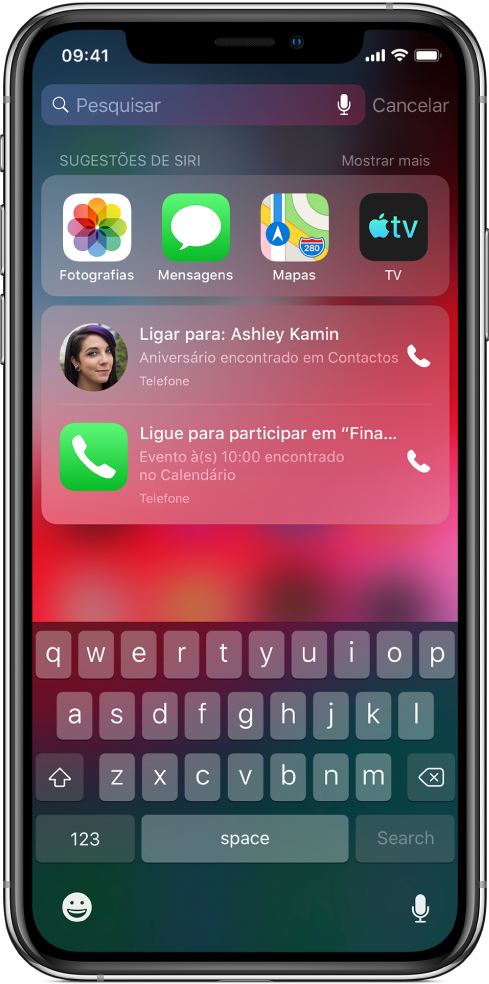 Um ecrã de pesquisa mostra uma linha de aplicações sob a etiqueta “Sugestões de Siri”. Por baixo da linha encontram-se sugestões adicionais de Siri para ligar a um amigo pelo aniversário e participar telefonicamente numa reunião marcada no calendário.