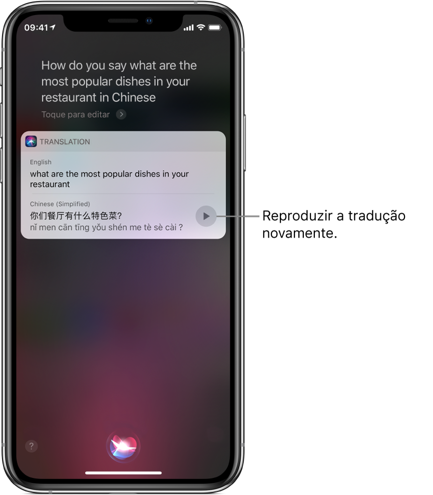 Em resposta à pergunta “How do you say what are the most popular dishes in your restaurant in Chinese?” Siri apresenta uma tradução da frase em inglês “what are the most popular dishes in your restaurant” para chinês. Um botão à direita da tradução reproduz o áudio da tradução.