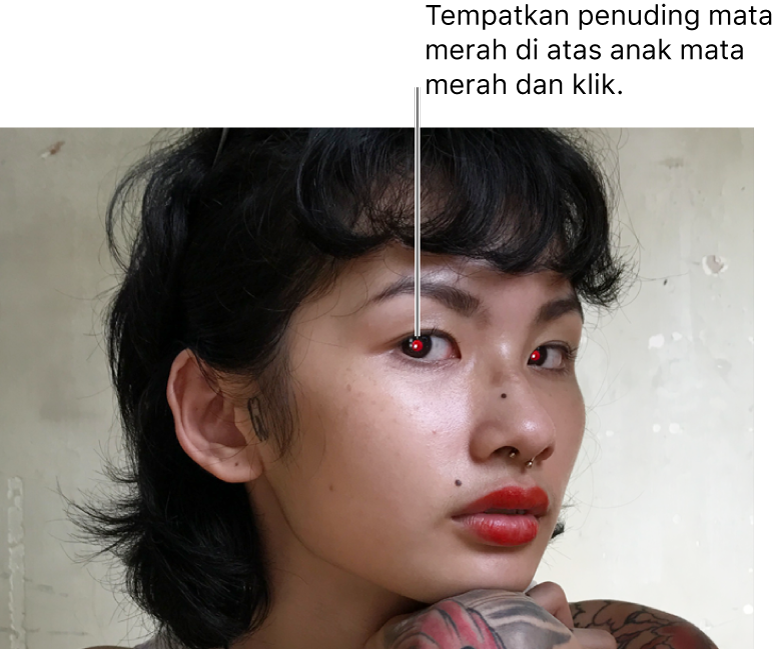 Foto kanak-kanak menunjukkan anak mata berwarna merah.